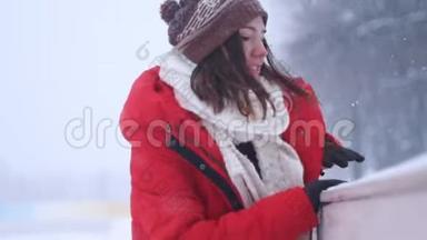 一个年轻的女人在外面的露天溜冰场<strong>滑冰</strong>。 一直到一边依靠它。 <strong>大雪</strong>